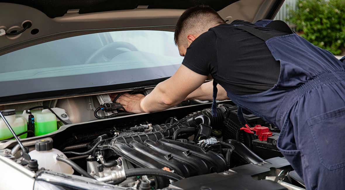 Mehaničar podešava motor