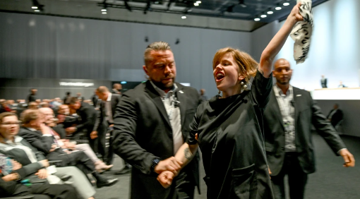 Godišnji miting VW grupacije prekinut gađanjem tortom